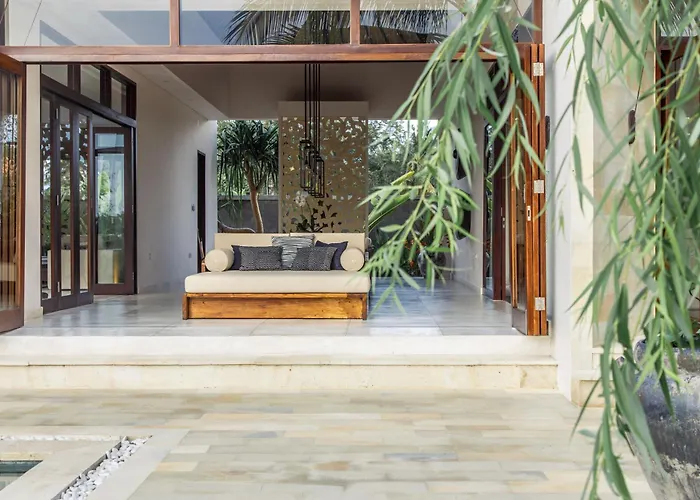Spacious And Luxury Modern With Huge Garden And Pool Villa