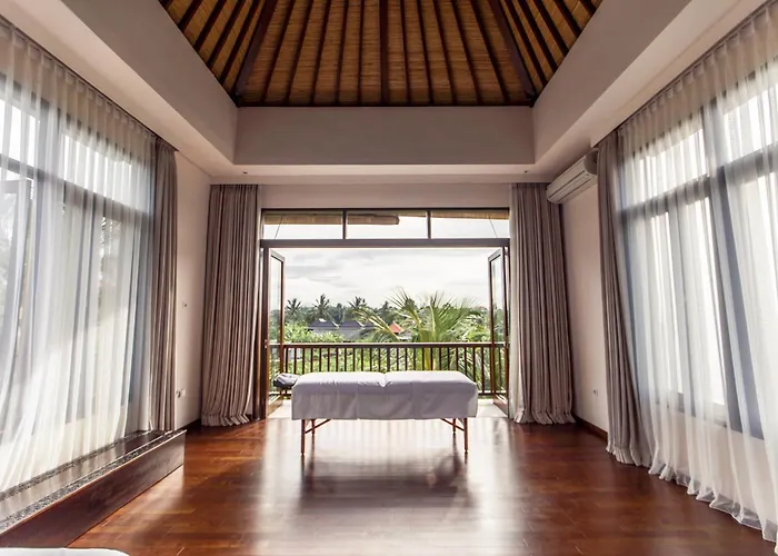 Spacious And Luxury Modern With Huge Garden And Pool