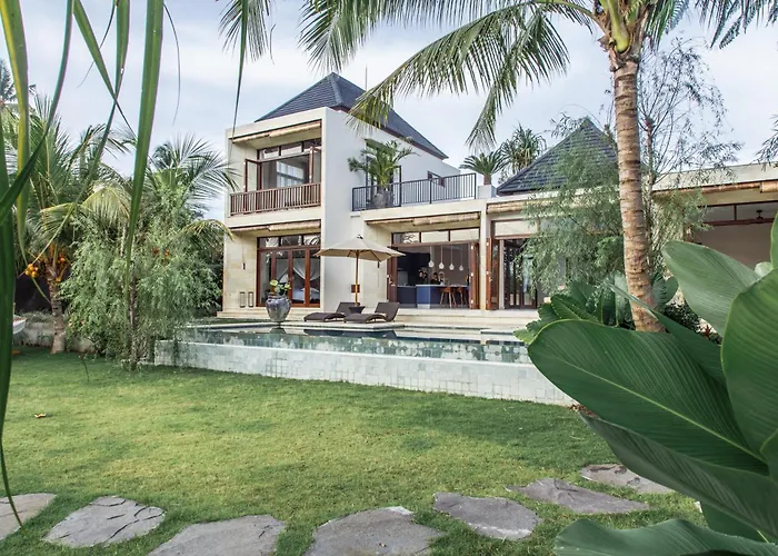 Spacious And Luxury Modern With Huge Garden And Pool Villa